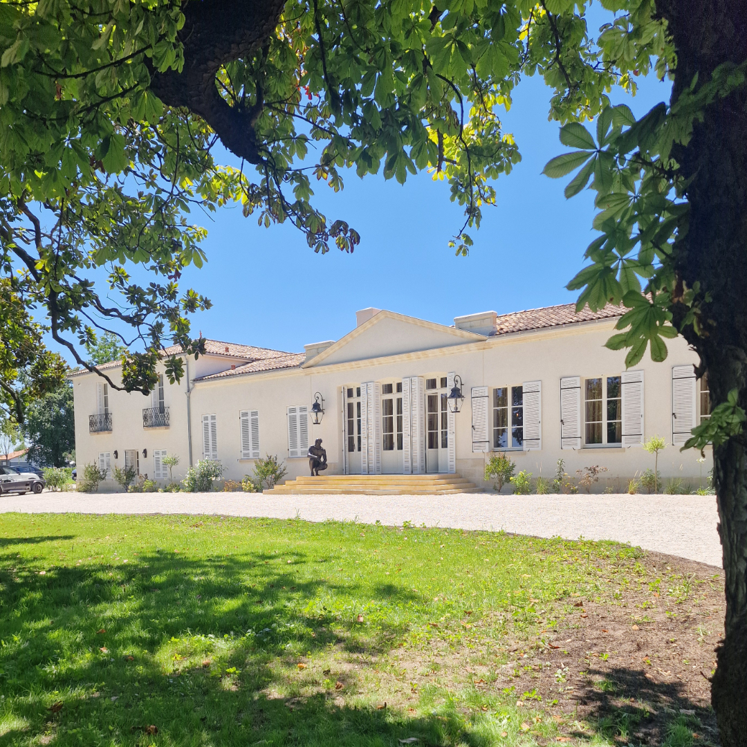 Поставка и укладка мрамора для Château Fonbadet: проект Stonest во Франции